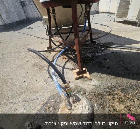 צינורות ומחברים על גג, עבודה של אינסטלטור
